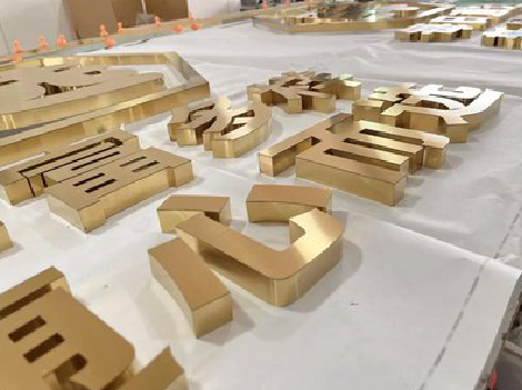 都安拉丝不锈钢字的特点。